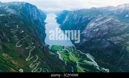 Erkunden Sie den atemberaubenden Lysefjord und Lysebotn in Norwegen mit dramatischen Klippen und einer gewundenen Straße. Stockfoto