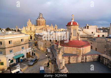 Skyline von Rabat mit der St. Paul Kirche Kuppel auf der linken Seite bei Sonnenuntergang, Rabat Mdina, Malta Stockfoto