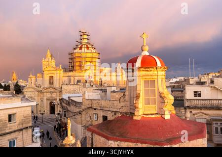 Skyline von Rabat mit der St. Paul Kirche Kuppel auf der linken Seite bei Sonnenuntergang, Rabat Mdina, Malta Stockfoto