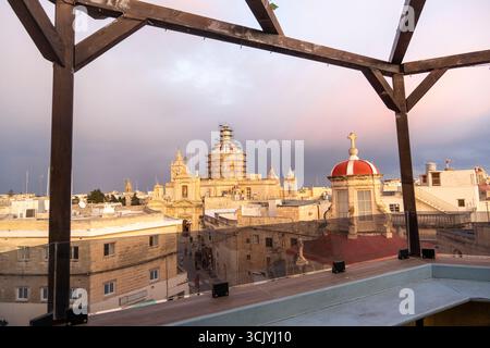 Skyline von Rabat mit der St. Paul Kirche Kuppel auf der linken Seite bei Sonnenuntergang, Rabat Mdina, Malta Stockfoto