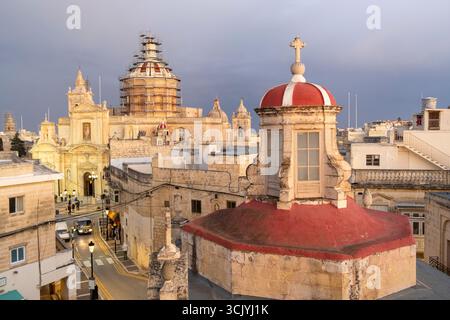 Skyline von Rabat mit der St. Paul Kirche Kuppel auf der linken Seite bei Sonnenuntergang, Rabat Mdina, Malta Stockfoto
