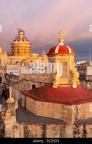 Skyline von Rabat mit der St. Paul Kirche Kuppel auf der linken Seite bei Sonnenuntergang, Rabat Mdina, Malta Stockfoto