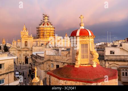 Skyline von Rabat mit der St. Paul Kirche Kuppel auf der linken Seite bei Sonnenuntergang, Rabat Mdina, Malta Stockfoto