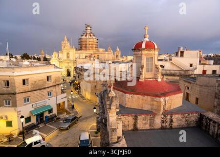 Skyline von Rabat mit der St. Paul Kirche Kuppel auf der linken Seite bei Sonnenuntergang, Rabat Mdina, Malta Stockfoto