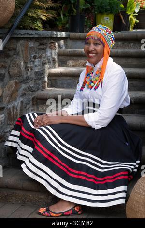 Porträt einer hübschen Frau aus Tansania bei der Wakanda-Feier 2025 in Mount Vernon, Westchester, New York Stockfoto