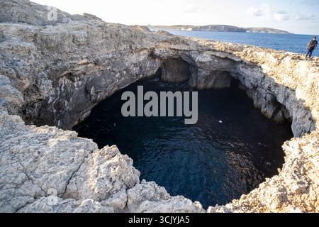 Binnenmeer in Dwejra, Gozo, Natural Coastal Sinkhole in Malta Stockfoto