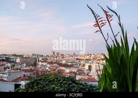 Wunderschöne Dachterrasse von Lissabon und Blick auf den Himmel Stockfoto