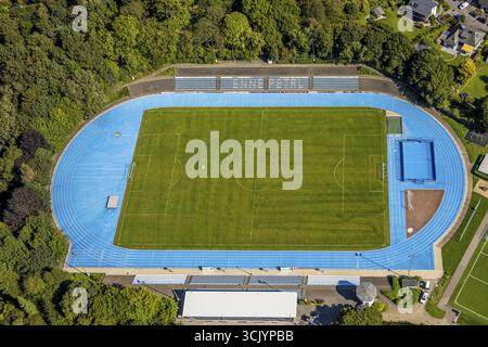 Aus der Vogelperspektive, Bremenstadion-Fußballstadion und Leichtathletikstadion des TuS Ennepetal 1911 e.V. Sportklubs, Seitenlinie, Tribüne und blaue Laufbahn Stockfoto