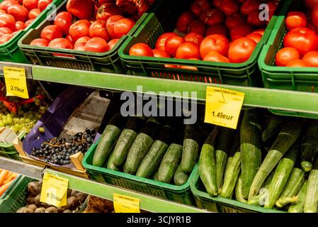 Bar, Montenegro, 22. August 2025, Gurken und Tomaten in Box im Gemüseladen Stockfoto