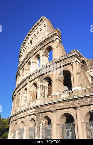 Schöne Aussicht auf die berühmte antike Kolosseum in Rom, Italien Stockfoto