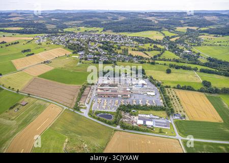 Luftaufnahme, Huester GmbH - Sägewerk und Blick auf Hirschberg, Waldgebiet mit Fernsicht, Hirschberg, Warstein, Sauerland, Nordrhein-Westfalen, Ge Stockfoto