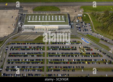 Luftaufnahme, Airport Weeze, Ryanair Airline, Terminal Check-in Halle und Parkplätze, Baal, Weeze, Niederrhein, Nordrhein-Westfalen, Deutschland Stockfoto