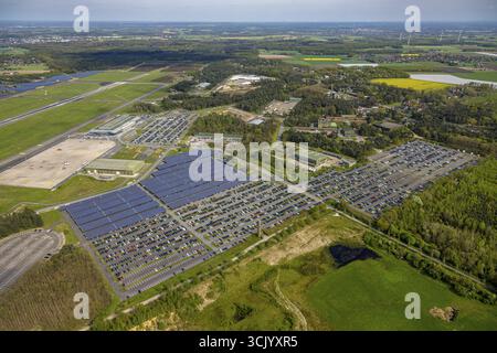 Luftsicht, Airport Weeze, Ryanair Airline, Solarpark und Terminal Check-in Halle, Parkplätze, Wiesen und Felder mit Fernsicht, Baal, Weeze, Lowe Stockfoto