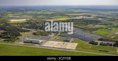 Luftsicht, Airport Weeze, Ryanair Airline, Solarpark und Terminal Check-in Halle, Parkplätze, Wiesen und Felder mit Fernsicht, Baal, Weeze, Lowe Stockfoto