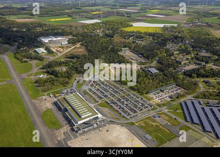Luftsicht, Airport Weeze, Ryanair Airline, Terminal Check-in Halle und Parkplätze, Wiesen und Felder mit Fernsicht, Baal, Weeze, Niederrhein, NOR Stockfoto