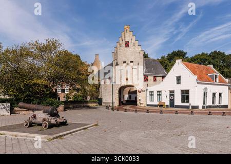Das alte Stadttor Noordhavenpoort in Zierikzee auf Schouwen-Duiveland, Zeeland, Niederlande. das alte Stadttor Noordhavenpoort in Zierikzee auf Schouwe Stockfoto