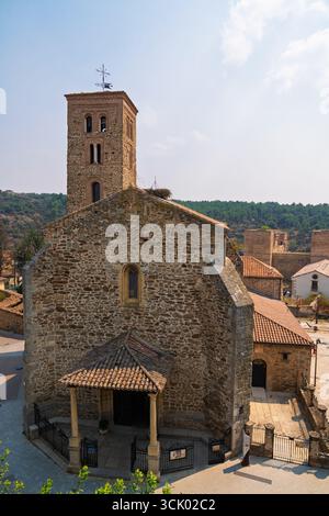 Buitrago del Lozoya, Spanien. August 2025. Das Äußere der historischen Kirche Santa María del Castillo ist zu sehen Stockfoto