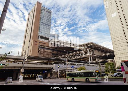 OSAKA, JAPAN - 25. SEPTEMBER 2024: Die wunderschöne Architektur des Bahnhofs von Osaka an einem Herbstnachmittag in Umeda, Osaka, Japan Stockfoto
