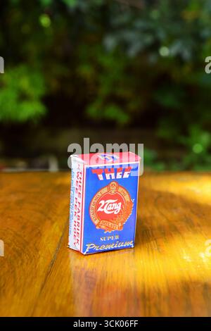 Tegal, Indonesien - 27. April 2024: Nahaufnahme von Jasmin-Tee aus Tegal City, Indonesien unter der Marke 2 Tang Super Premium auf einem hölzernen t Stockfoto
