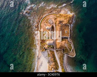 Luftbild von Fort de Port-Puns in Gavres, Bretagne, Frankreich, mit der historischen Küstenbefestigung umgeben vom blauen Meer. Stockfoto