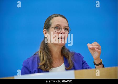 Vorstellung der OECD-Studie Bildung auf einen Blick 2025 am Dienstag 09.09.2025 in Berlin. Foto: Bettina Martin SPD, Praesidentin der Wissenschaftsministerkonferenz und Ministerin für Wissenschaft, Kultur, Bundes- und Europaangelegenheiten aus Mecklenburg-Vorpommern in Deutschland klafft laut einer OECD-Analyse das Bildungsniveau junger Erwachsener immer weiter auseinander. 2024 hatten 15 Prozent der 25- bis 34-Jaehrigen weder die Fachhochschulreife noch eine Berufsausbildung, wie es in der vorgestellten Studie Bildung auf einen Blick heisst. Das waren demnach zwei Prozentpunkte mehr als 2019 Stockfoto
