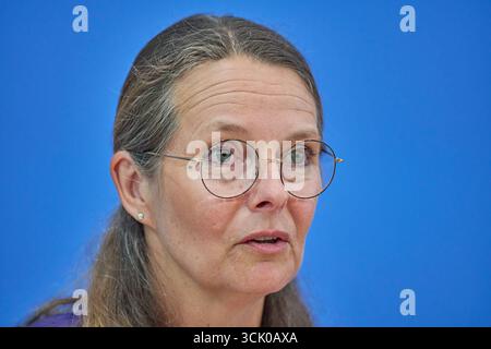Vorstellung der OECD-Studie Bildung auf einen Blick 2025 am Dienstag 09.09.2025 in Berlin. Foto: Bettina Martin SPD, Praesidentin der Wissenschaftsministerkonferenz und Ministerin für Wissenschaft, Kultur, Bundes- und Europaangelegenheiten aus Mecklenburg-Vorpommern in Deutschland klafft laut einer OECD-Analyse das Bildungsniveau junger Erwachsener immer weiter auseinander. 2024 hatten 15 Prozent der 25- bis 34-Jaehrigen weder die Fachhochschulreife noch eine Berufsausbildung, wie es in der vorgestellten Studie Bildung auf einen Blick heisst. Das waren demnach zwei Prozentpunkte mehr als 2019 Stockfoto