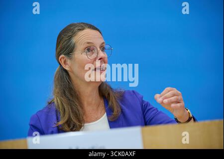 Vorstellung der OECD-Studie Bildung auf einen Blick 2025 am Dienstag 09.09.2025 in Berlin. Foto: Bettina Martin SPD, Praesidentin der Wissenschaftsministerkonferenz und Ministerin für Wissenschaft, Kultur, Bundes- und Europaangelegenheiten aus Mecklenburg-Vorpommern in Deutschland klafft laut einer OECD-Analyse das Bildungsniveau junger Erwachsener immer weiter auseinander. 2024 hatten 15 Prozent der 25- bis 34-Jaehrigen weder die Fachhochschulreife noch eine Berufsausbildung, wie es in der vorgestellten Studie Bildung auf einen Blick heisst. Das waren demnach zwei Prozentpunkte mehr als 2019 Stockfoto