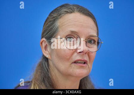 Vorstellung der OECD-Studie Bildung auf einen Blick 2025 am Dienstag 09.09.2025 in Berlin. Foto: Bettina Martin SPD, Praesidentin der Wissenschaftsministerkonferenz und Ministerin für Wissenschaft, Kultur, Bundes- und Europaangelegenheiten aus Mecklenburg-Vorpommern in Deutschland klafft laut einer OECD-Analyse das Bildungsniveau junger Erwachsener immer weiter auseinander. 2024 hatten 15 Prozent der 25- bis 34-Jaehrigen weder die Fachhochschulreife noch eine Berufsausbildung, wie es in der vorgestellten Studie Bildung auf einen Blick heisst. Das waren demnach zwei Prozentpunkte mehr als 2019 Stockfoto