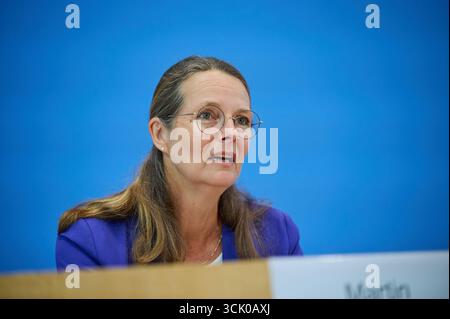 Vorstellung der OECD-Studie Bildung auf einen Blick 2025 am Dienstag 09.09.2025 in Berlin. Foto: Bettina Martin SPD, Praesidentin der Wissenschaftsministerkonferenz und Ministerin für Wissenschaft, Kultur, Bundes- und Europaangelegenheiten aus Mecklenburg-Vorpommern in Deutschland klafft laut einer OECD-Analyse das Bildungsniveau junger Erwachsener immer weiter auseinander. 2024 hatten 15 Prozent der 25- bis 34-Jaehrigen weder die Fachhochschulreife noch eine Berufsausbildung, wie es in der vorgestellten Studie Bildung auf einen Blick heisst. Das waren demnach zwei Prozentpunkte mehr als 2019 Stockfoto