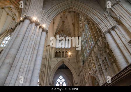 Das Innere der York Minster Cathedral in York mit gotischer Architektur, Buntglasfenstern, Rippengewölben, gruppierten Säulen, und kunstvolle Steinschnitzereien Stockfoto