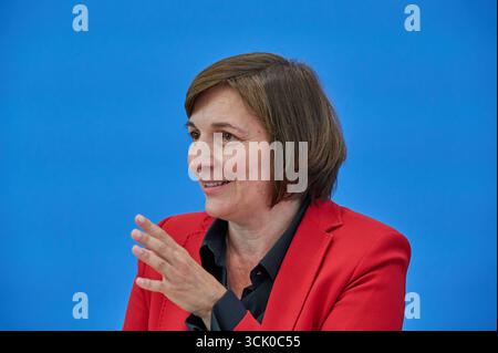 Vorstellung der OECD-Studie Bildung auf einen Blick 2025 am Dienstag 09.09.2025 in Berlin. Foto: Mareike Wulf CDU, Parlamentarische Staatssekretaerin im Bundesministerium für Bildung, Familie, Senioren, Frauen und Jugend in Deutschland klafft laut einer OECD-Analyse das Bildungsniveau junger Erwachsener immer weiter auseinander. 2024 hatten 15 Prozent der 25- bis 34-Jaehrigen weder die Fachhochschulreife noch eine Berufsausbildung, wie es in der vorgestellten Studie Bildung auf einen Blick heisst. Das waren demnach zwei Prozentpunkte mehr als 2019. Zugleich wuchs der Analyse zufolge der Antei Stockfoto