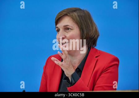 Vorstellung der OECD-Studie Bildung auf einen Blick 2025 am Dienstag 09.09.2025 in Berlin. Foto: Mareike Wulf CDU, Parlamentarische Staatssekretaerin im Bundesministerium für Bildung, Familie, Senioren, Frauen und Jugend in Deutschland klafft laut einer OECD-Analyse das Bildungsniveau junger Erwachsener immer weiter auseinander. 2024 hatten 15 Prozent der 25- bis 34-Jaehrigen weder die Fachhochschulreife noch eine Berufsausbildung, wie es in der vorgestellten Studie Bildung auf einen Blick heisst. Das waren demnach zwei Prozentpunkte mehr als 2019. Zugleich wuchs der Analyse zufolge der Antei Stockfoto