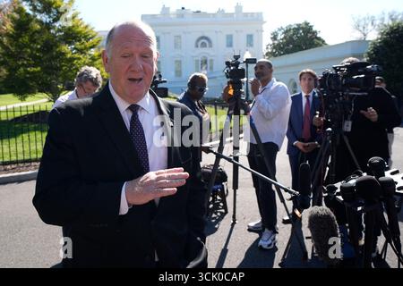 Washington, Usa. September 2025. Am 9. September 2025 spricht Tom Homan mit Reportern vor dem Weißen Haus in Washington. Foto: Yuri Gripas/ABACAPRESS.COM Credit: Abaca Press/Alamy Live News Stockfoto