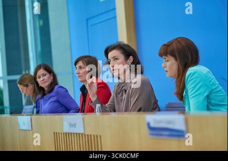 Vorstellung der OECD-Studie Bildung auf einen Blick 2025 am Dienstag 09.09.2025 in Berlin. Foto v.l.: Bettina Martin SPD, Praesidentin der Wissenschaftsministerkonferenz und Ministerin für Wissenschaft, Kultur, Bundes- und Europaangelegenheiten aus Mecklenburg-Vorpommern Katharina Günther-Wuensch Günther-Wünsch, CDU, Senatorin für Bildung, Jugend und Familie in Berlin Mareike Wulf CDU, Parlamentarische Staatssekretaerin im Bundesministerium für Bildung, Familie, Senioren, Frauen und Jugend Dorotheer Technologie, Bär, Bminier Technologie, Bministerfahrt, Bär, Bdän, Bministerfahrt Stockfoto