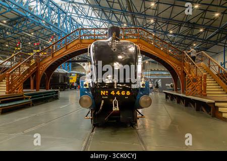 Vorderansicht der LNER-Klasse A4 4468 Mallard, Weltrekordhalter für Dampflokomotiven, ausgestellt im National Railway Museum in York, England Stockfoto