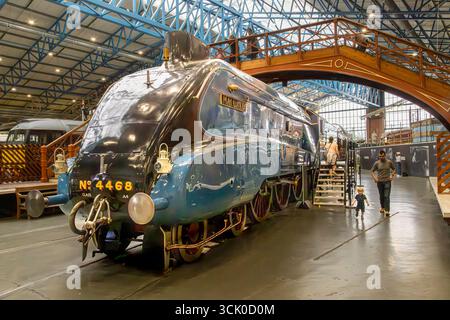 LNER Class A4 4468 Mallard, Geschwindigkeitsrekord für Dampflokomotiven, ausgestellt im National Railway Museum in York, England. Das Mallard Stockfoto