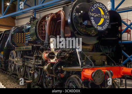 Querschnittlokomotive, die im Nachtzug der Nachtfähre verwendet wurde und interne Komponenten zeigt, im National Railway Museum in York, England. Stockfoto