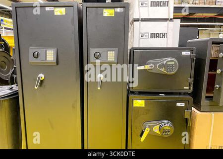 Bar, Montenegro, 25. Juli 2025, verschiedene Safes-Box im Ladenregal Stockfoto