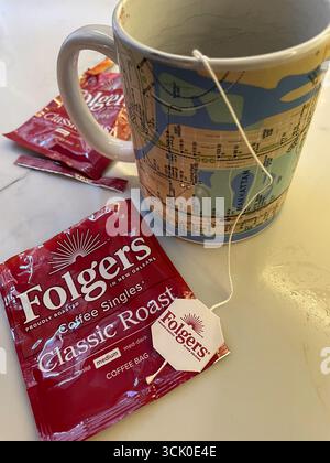 Still Life of Folgers klassischer gerösteter einzelner Kaffeebeutel wartet auf kochendes Wasser auf einer Küchentheke, 2025, USA Stockfoto