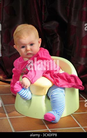 Baby-Mädchen in Babyschale. Stockfoto