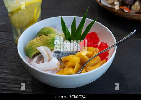 Nahaufnahme von es Teler indonesischer Eis-Obst-Cocktail Stockfoto