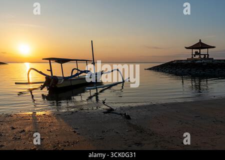 Wunderschöner Sonnenaufgang im Pantai Karang in Sanur Bali Indonesien Stockfoto