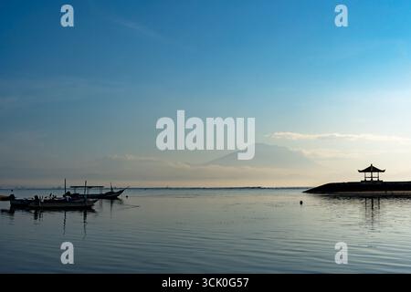 Wunderschöner Morgen im Pantai Karang in Sanur Bali Indonesien Stockfoto