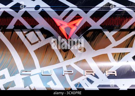 08. September 2025, Bayern, München: Das Markenlogo (Logo, Symbol, Emblem, Herstellerlogo) der Marke Cupra ist am 8. September 2025 am Pressetag der IAA (IAA Mobility, International Motor Show) auf einem Fahrzeug des Herstellers zu sehen. Seat Cupra S.A.U. ist eine Tochtergesellschaft des Automobilherstellers Seat, der zum Volkswagen Konzern und damit eine Tochtergesellschaft der Muttergesellschaft Volkswagen AG gehört. (Symbolbild, Symbolfoto, Illustration, symbolisches Foto, illustratives Foto, Themenbild, allgemeines Bild Stockfoto