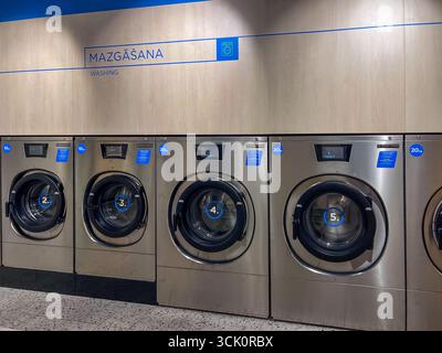 Riga, Lettland - 04. September 2025: Moderner Waschraum mit Speed Queen Waschmaschinen, für Selbstbedienung mit sauberem und modernem Design Stockfoto