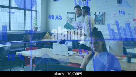 Besprechung von Geschäftsdaten zwei männliche Kollegen analysieren Green Binder am Tisch im Co-Working-Büro Stockfoto