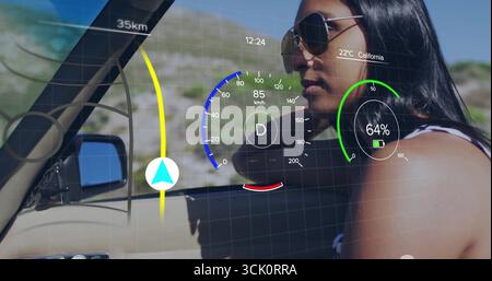 Fahrende Indianerin mit Fliegersonnenbrille auf dem Wüstenautobahn in Cabrio, zeigt HUD Stockfoto