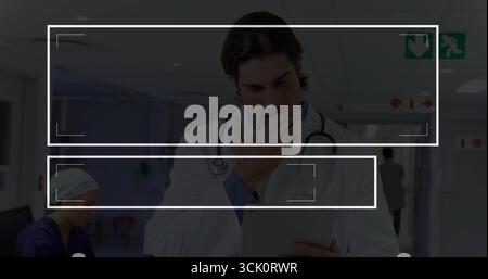 Tablette halten und Kinnberührung männlicher Arzt im Krankenhauskorridor, mit Stethoskop Stockfoto