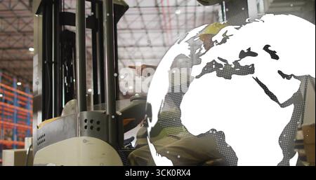 Besprechung der Lagerarbeiter in Westen durch Gabelstapler, der auf Regale zeigt, mit Globus-Überlagerung Stockfoto