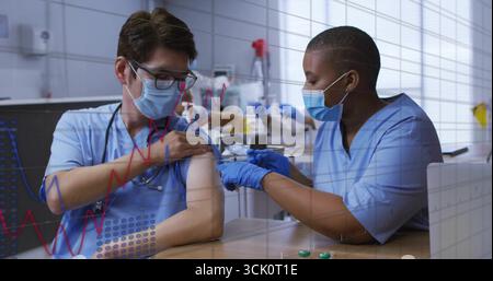 Pflegekraft in Peelings, die Injektion an männlichen Arzt in der Klinik, mit Spritze und Impfstofffläschchen verabreichen Stockfoto